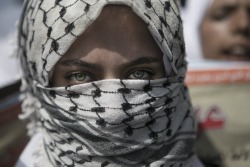 fotojournalismus:  A Palestinian schoolgirl takes part in a protest