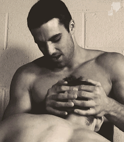 robinhorny:  gay-gif-tastic: The first time his roommate offered