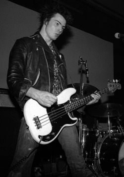 zombiesenelghetto-3: Sex Pistols: Sid Vicious, performing at