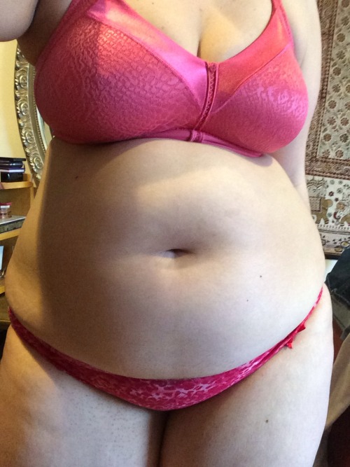 biglegwoman:  Seriously getting bigger everyday it seems! :D I’ve been noticing white stretch marks on my upper thighs and hips to lower belly. You can notice them if you look closely :) 