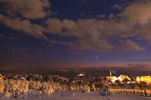 nevver:  Planetary alignment (and a comet) over Turkey, Tunc