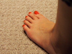 wvfootfetish:  buntoes:  come here and blow these toes…..dry