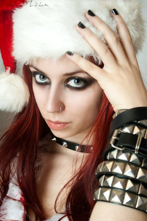 redhead-women:  Evil Santa and EarlyX-mas byÂ RifkaNoctisTemporvm 