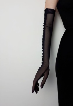 thevisualvamp:If the glove fits Be a darling, and help me with