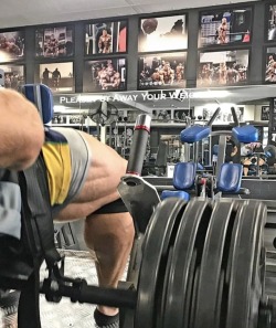 James Newcombe - Showing his striations and thick as fuck leg/calf.