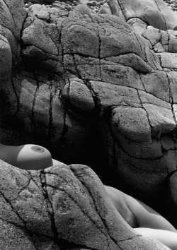 vivipiuomeno1:  Lucien CLERGUE Nu d'entre les Roches, Les sables