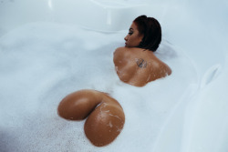teyla-day:  lachlanplease:  Baths w @teyla-day​   🔥  🔥