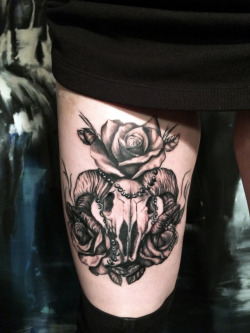 fuckyeahtattoos:  Skull & Rose on the front thigh by Fakeskintattoo