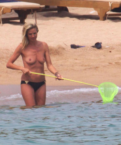 toplessbeachcelebs:  Heidi Klum (Model) swimming topless in