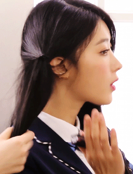 ohayoungs:  Moon and her ponytail 