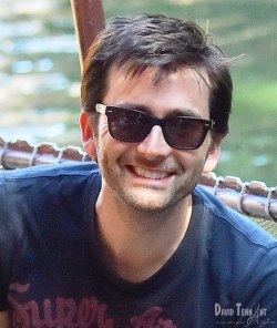 allons-ywibblywobbly:  A smiling David for Tennant Tuesday! 