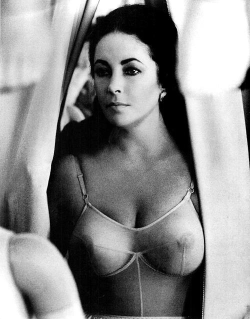 sexy-nude-celebrities:  Elizabeth Taylor