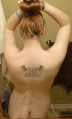 whatshermindsays:  Back tattoo and butt :3 Omg, I have a really