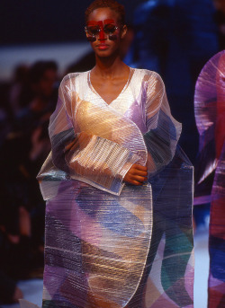 ejakulation: Georgianna Robertson, Issey Miyake Spring/Summer