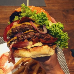 yummyfoooooood:  Huge Bacon Double Cheeseburger