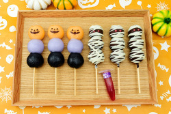 nae-design:Halloween dango dumplings with DIY jam splash.