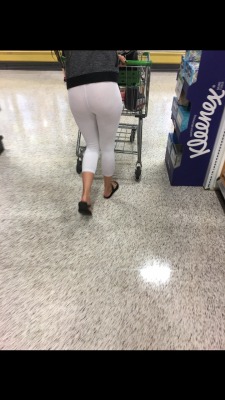 southfloridacandids:  Rich white girl. Looks like she doesn’t