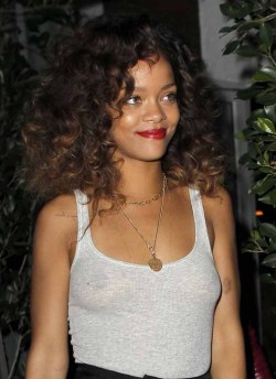 no-bra-celebrities:  Rihanna braless under thin shirt Pokies,