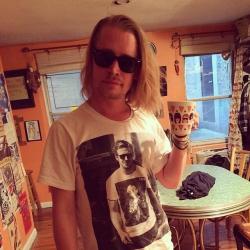 buddh1sm:  vispreeve:  Macaulay Culkin wears a t-shirt of Ryan