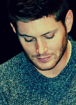 okayoticneutral:  Jensen Ackles | Chicon 2011[x]   