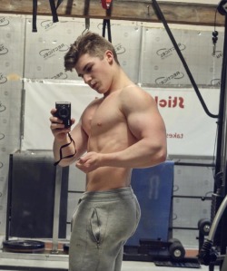 musclboy:  “Gettin so fucking jacked for school…”