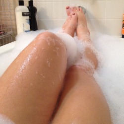 cherrywinefromeden:  Playing around in the tub before I shave.