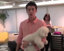 nnoleebugg: Sehun looking like the old women who carry their