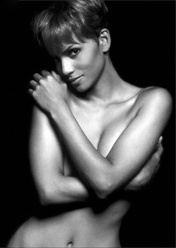 handbra-world:Halle Berry