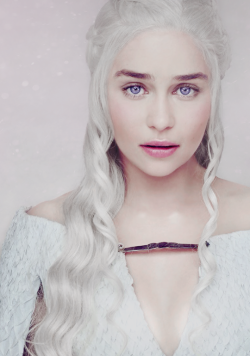 lannisten:  Emilia Clarke as Daenerys Targaryen for Entertainment