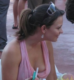 publicamateurcandids:  Hot amateur downblouse. Public amateur