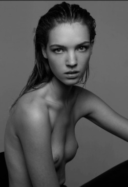 naked-models:Djaja Baecke