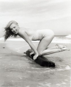 uno-universal:  Long Island 1949 Photography by ©André De Dienes