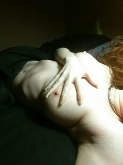 sexy-pale-girls:  I need a (f)emale’s face to sit on