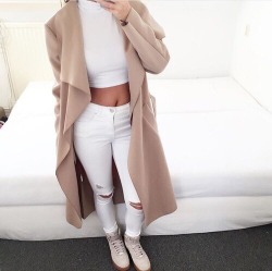 daretobefashionable:  Crop Top / Knee Rips Jeans / Trench Coat