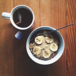 iamnotover:  Cacao oatmeal with banana, tahini and granola