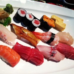 jumveeranuj:  Mid day meal🍣 #sushi (at Honmono Sushi (ฮอนโมโน