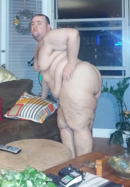 cgleclancher:  Giving the neighbors an eyeful   Can I be your neighbor?
