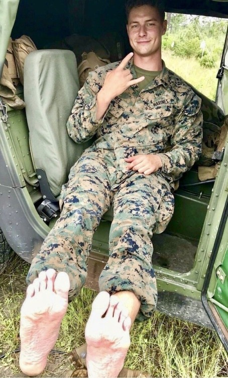 whitemalefeet:Some more military man feet :)