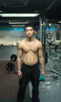 mega-aaaaaaa:  18-year-old private club fitness trainer still