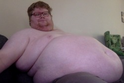 smother-me-in-ur-blubber:  Damn. I want to get under @fattyed s belly and suck his little cock. Smother me under that massive blubber belly.   Ditto