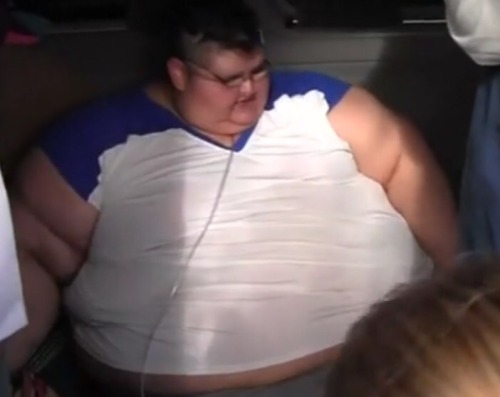 hedonisticfeedee:  1,100 pound man part 2. So young, so fat. Bedridden for 6 years and doctors are amazed he hasnâ€™t had a heart attack yet.  #whatastud