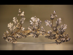 themagicfarawayttree:  Diamond oak-leaf tiara, English, Hunt&Roskell,