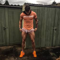 jockboyfriends:  Fuck those legs!!