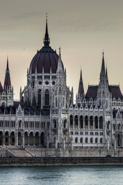 visitheworld:  Parliament building, Budapest / Hungary (by qWantumqWark).