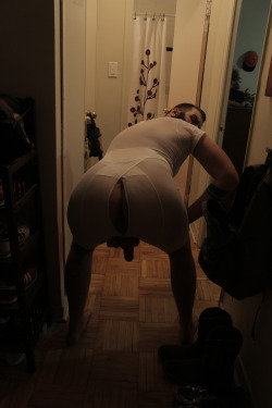 abeardedboy:  look how these amazing G’s spread when i bend