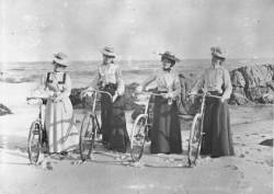   Women  on a beach in New South Wales, 1900  http://www.littlethings.com/bizarre-blast-past-vintage-beach-photos-absolutely-hilarious/