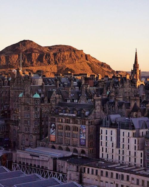 utwo:Edinburgh. A golden throne…© Tom & Laura Scotland