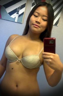 ournekkedpics:  Sexy Asian Kittie 