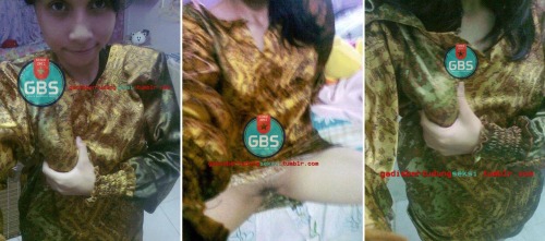 gadisbertudungseksi:  Aksi gadis berbaju kurung ketat ketagih meramas tetek sendiri.. muslimah seksi! 