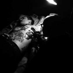 skindeeptales:  Nikko Hurtado, the genious, tattooing tattoo